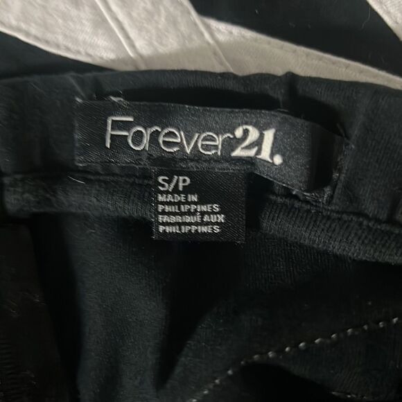 3 FOR $15 🙌🏼 Small Forever 21 Women Black w/ White criss cross lines Mini Skirt - Picture 3 of 3